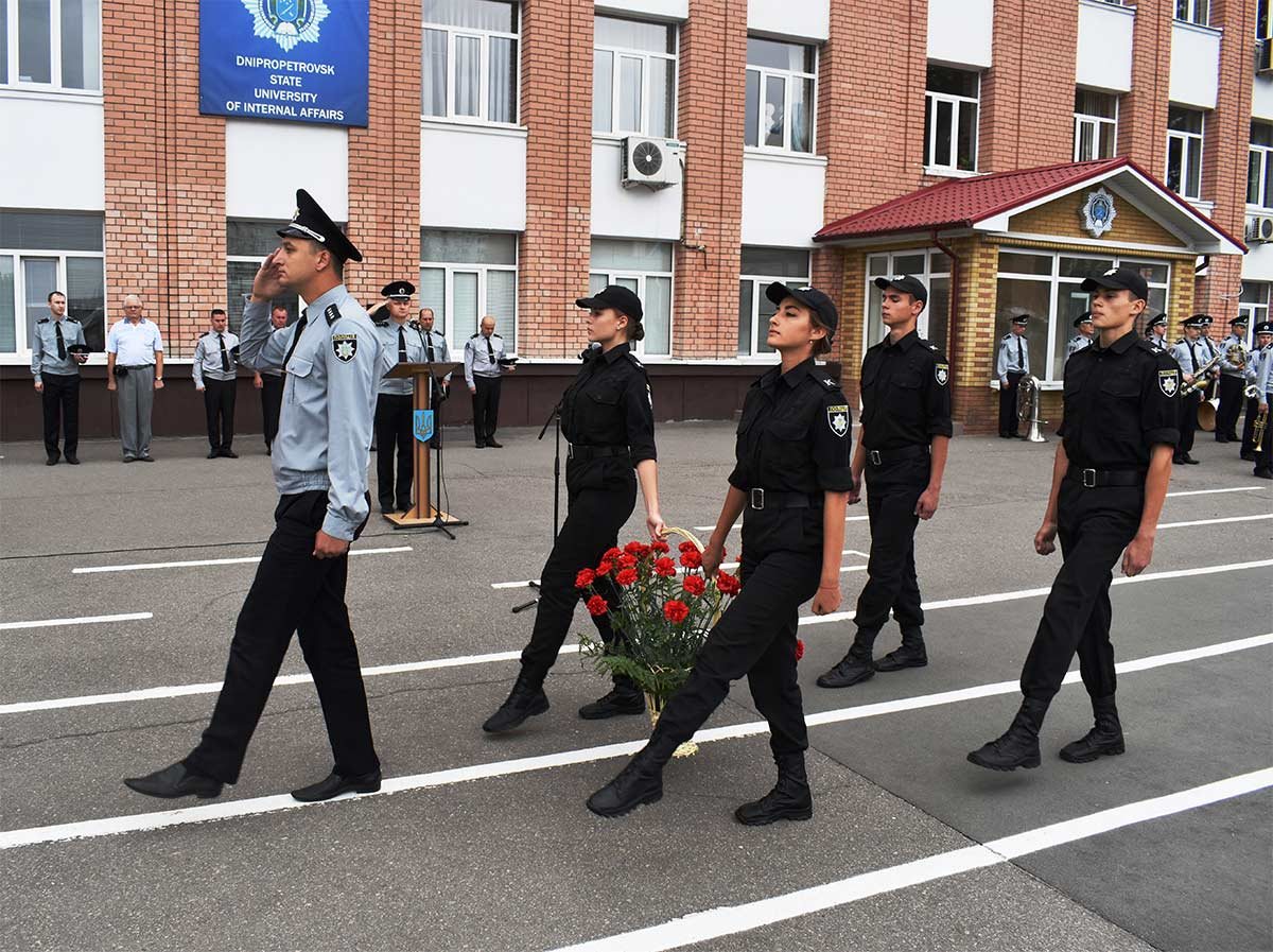Присутні вшанувати пам\'ять та поклали квіти до Меморіалу загиблим солдатам правопорядку
