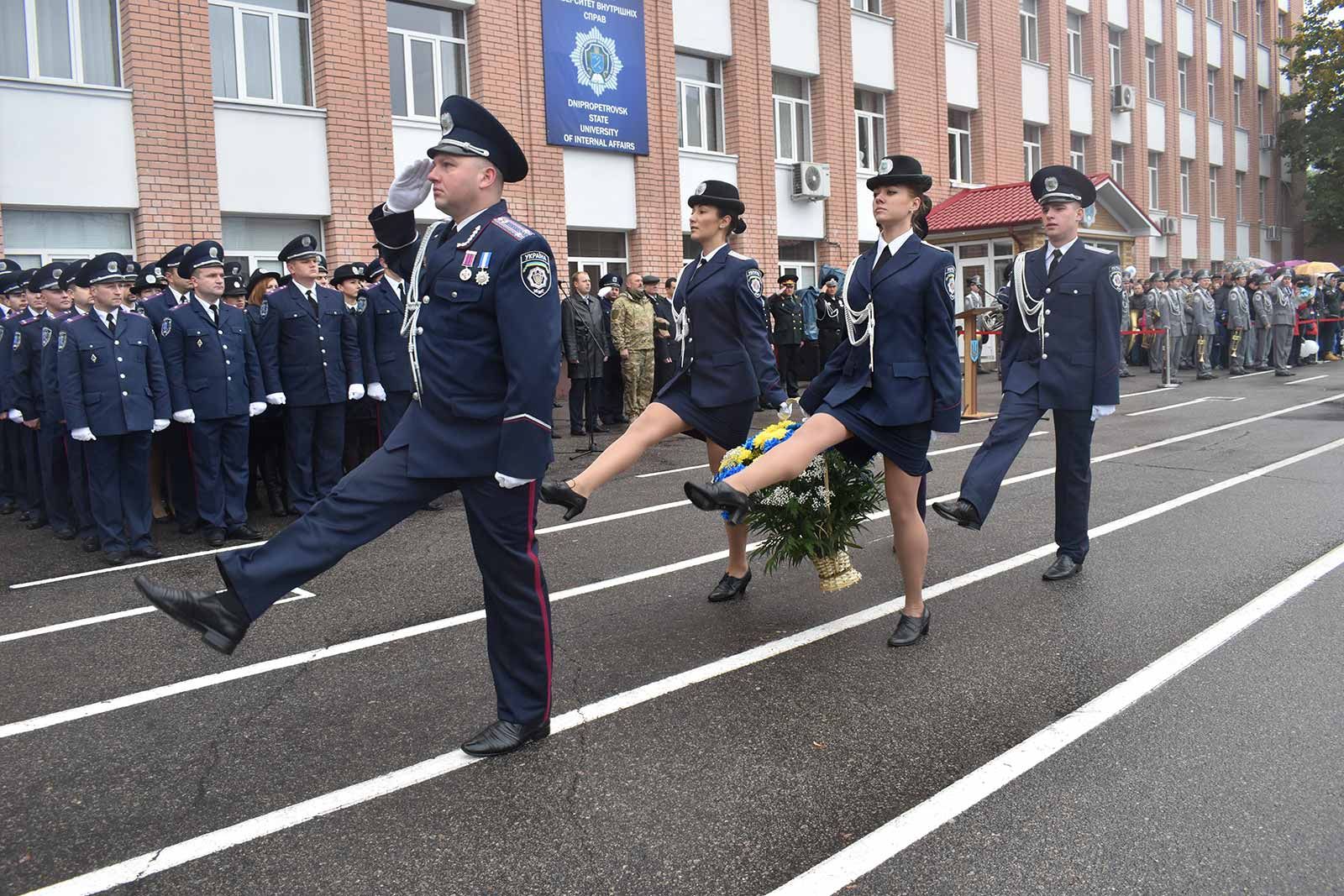 Урочисто-траурною ходою курсанти поклали квіти до пам’ятника загиблим працівникам поліції