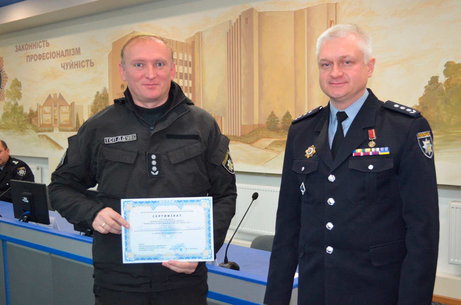 Андрій Євгенович вручив сертифікати про завершення навчання учасникам тренінгу