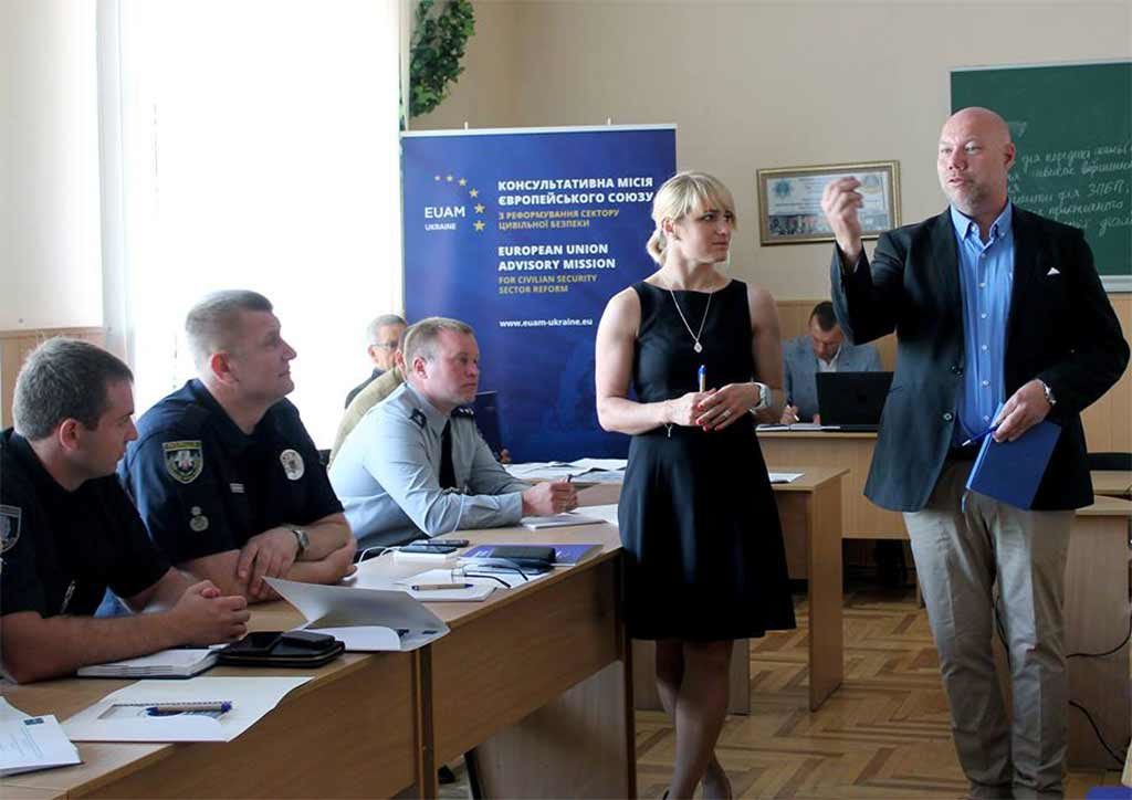 Впроваджуємо європейські практики в навчальний процес: у ДДУВС пройшов тренінг для поліцейських-перемовників