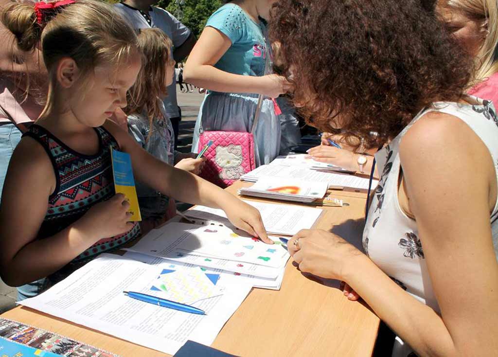 У сквері Героїв поряд із Дніпропетровською облдержадміністрацією пройшов інтерактивний фестиваль для дітей «Місто професій».