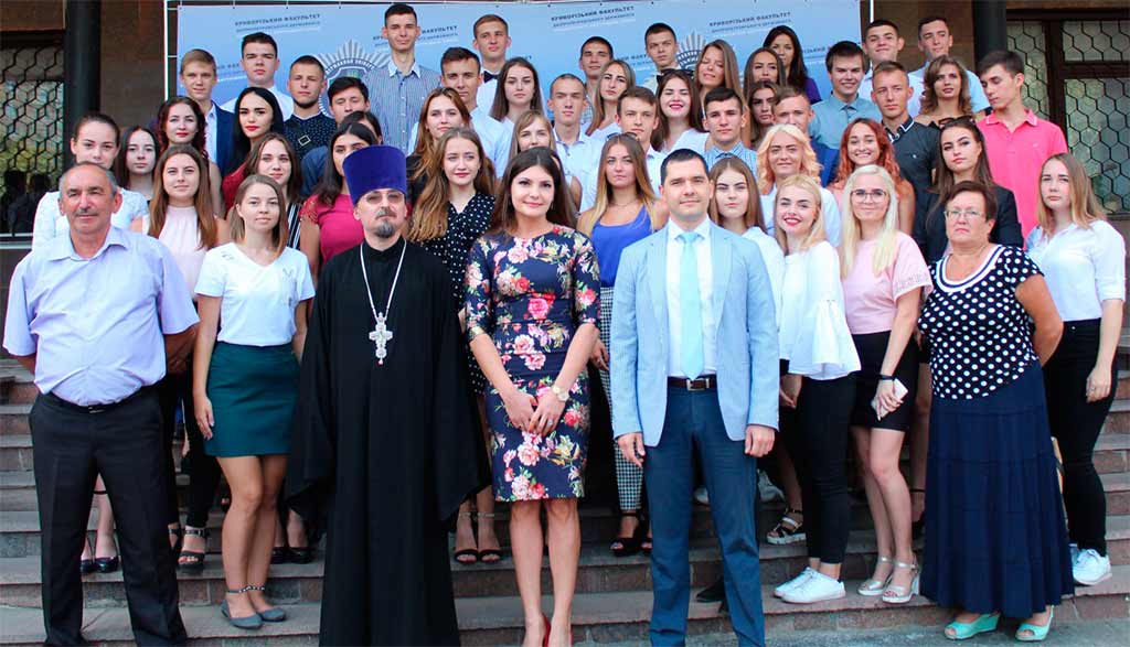Сьогодні на базі Криворізького факультету ДДУВС першокурсників привітали з офіційним початком навчання у провідному юридичному виші Дніпропетровщини.