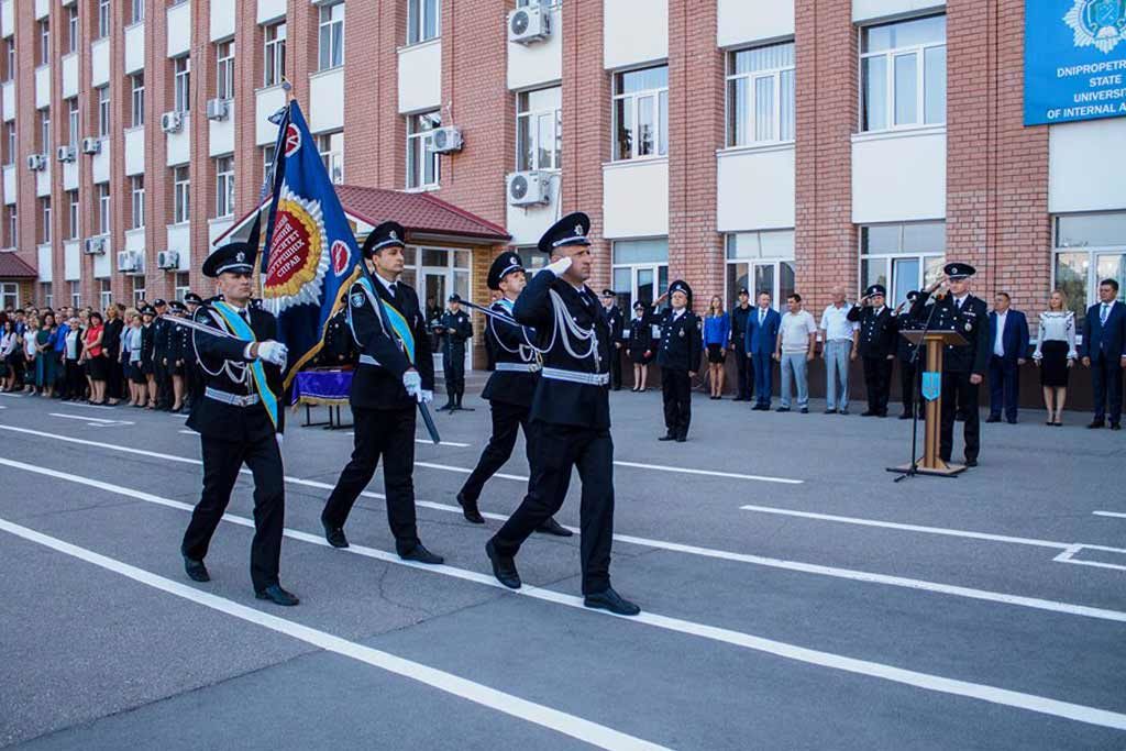 Розпочалося свято з внесення університетського прапора та виконання Державного Гімну України.