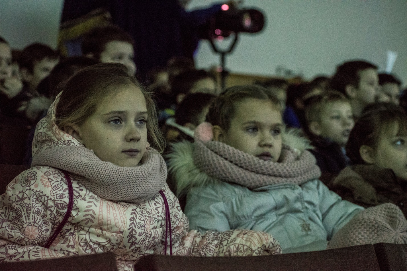Казкові емоції для дітлахів міста: молодь ДДУВС привітала школярів із новорічними святами