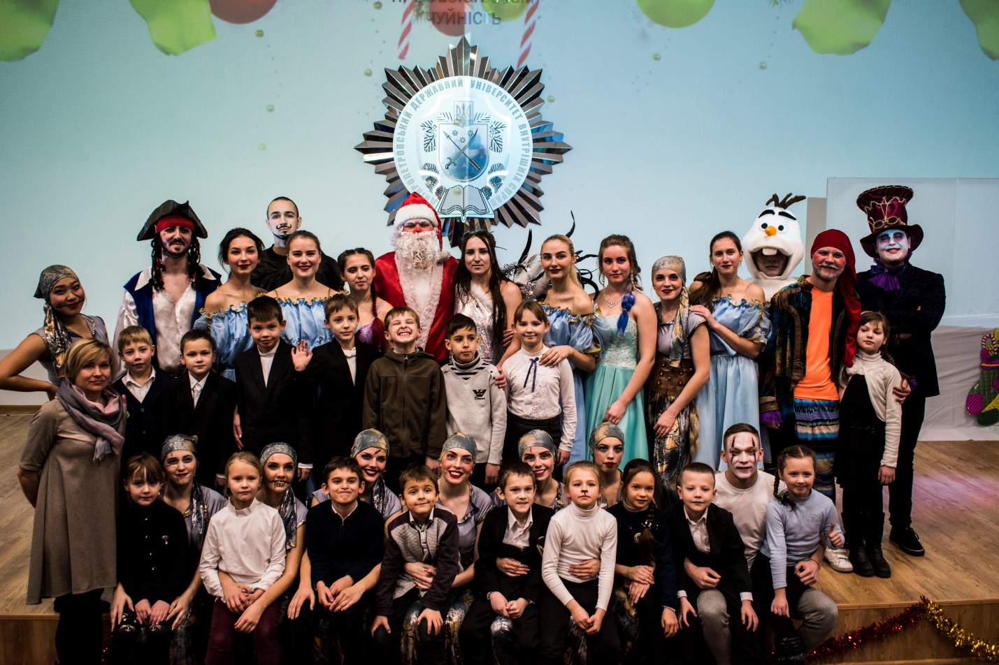 Казкові емоції для дітлахів міста: молодь ДДУВС привітала школярів із новорічними святами