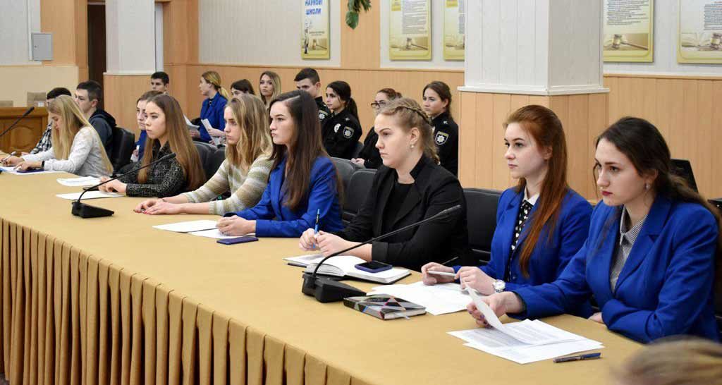 За круглим столом обговорили історію та сучасність становлення української державності