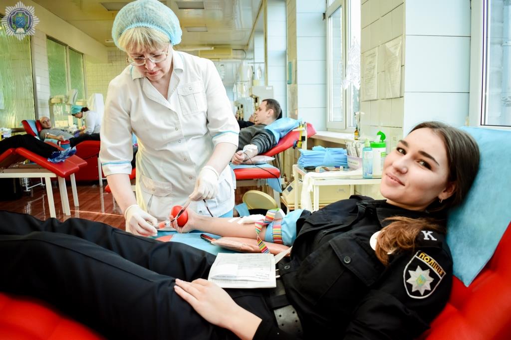 У День святого Миколая курсанти ДДУВС здали кров на потреби наймолодших пацієнтів міста